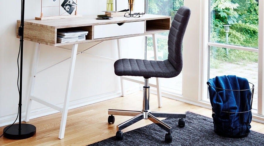 Chaise ABILDHOLT grise sur un bureau ABBETVED dans un bureau à domicile. 