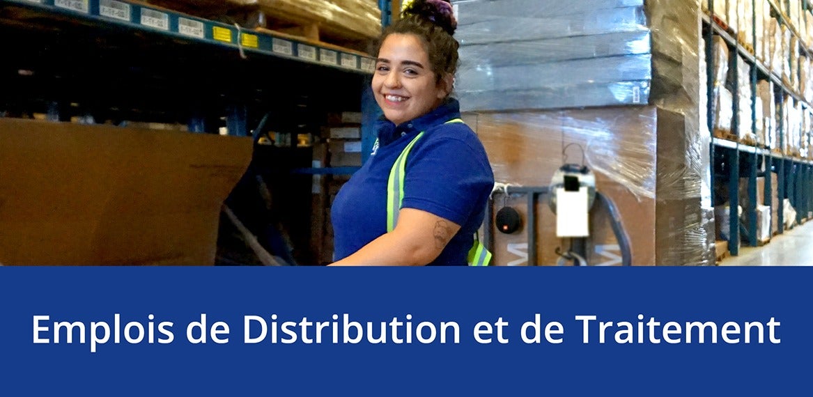 Une femme dans un entrepôt de JYSK portant un gilet de sécurité au-dessus des mots ‘Emplois de Distribution et de Traitement’.