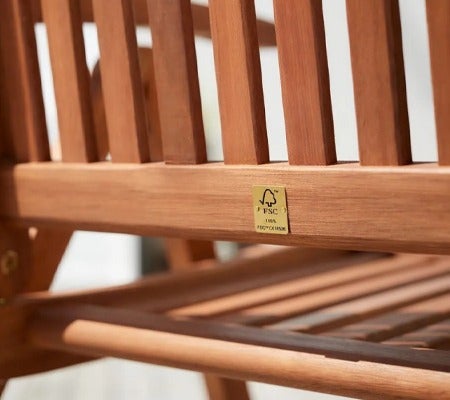 Une étiquette FSC affichée au dos d'une chaise en bois